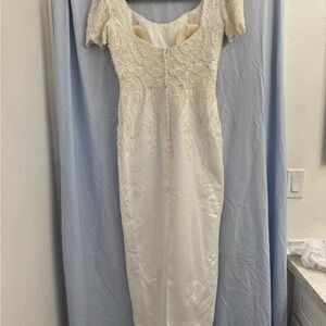 White wedding dress. Excellent condition. No stains